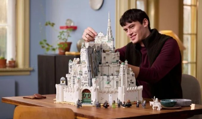 What to give a boy over 30: Minas Tirith - the largest LEGO set from "The Lord of the Rings" (2 photos + video)