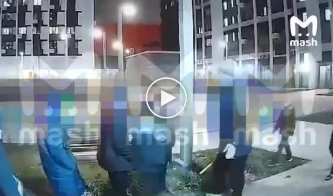 В России мужчина и его друг-мигрант поймали школьников и поставили их на колени