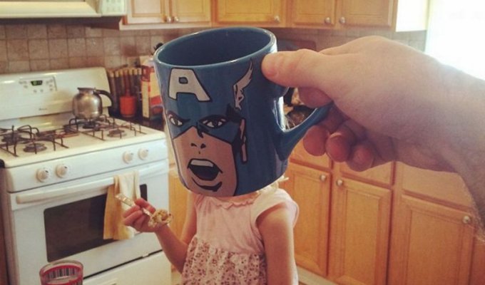 Креативный отец превращает детей в супергеров, меняя их головы на чашки (12 фото)