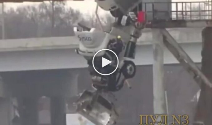 In Kentucky, a truck miraculously did not fall off a bridge