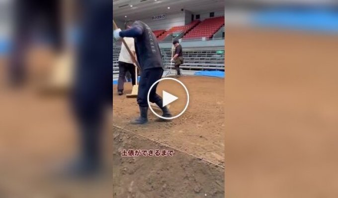 Як будують майданчики для японської боротьби сумо