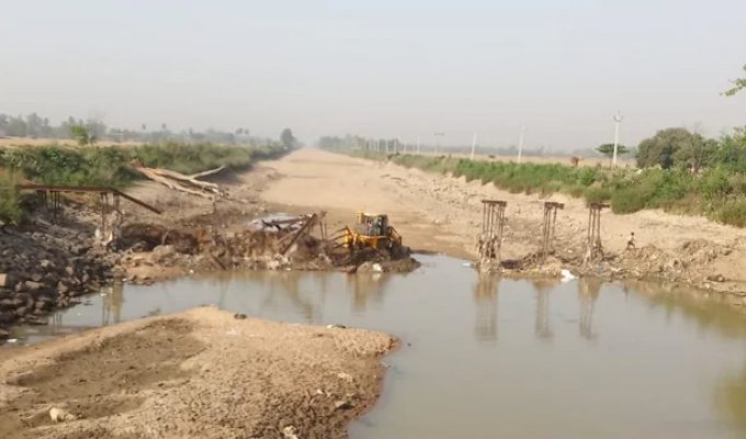 How an entire 500-ton bridge was stolen in India (4 photos)