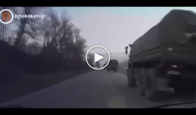 Краснодар. Колонна военной техники едет в северном направлении возле поселка Псебай