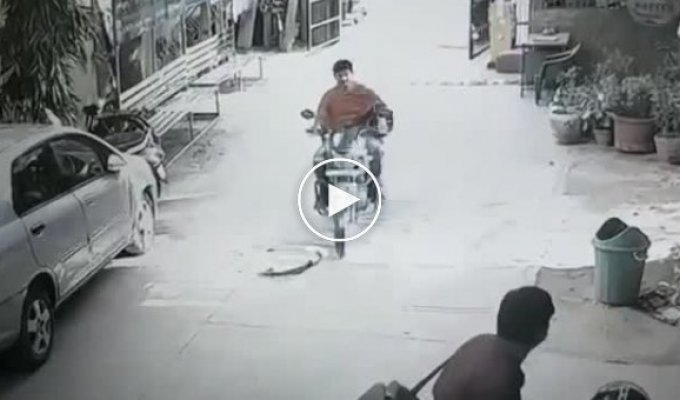 Indian security guard thwarts thieves' attempt to steal a bike