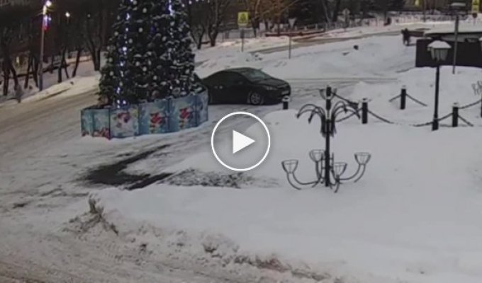 Водитель снес новогоднюю елку в России и скрылся с места ДТП