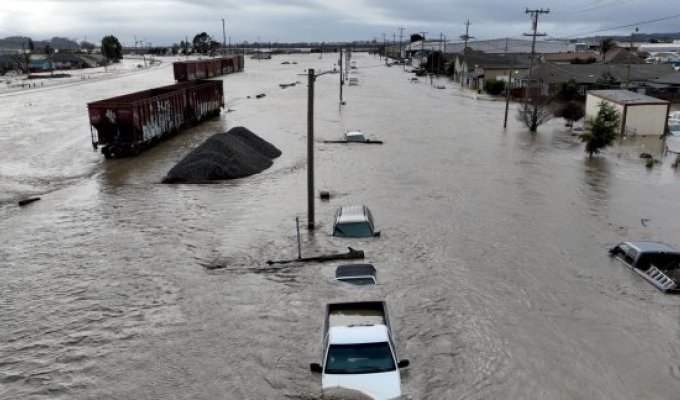 Наводнения и оползни обрушились на Калифорнию из-за обильных дождей (3 фото + 2 видео)