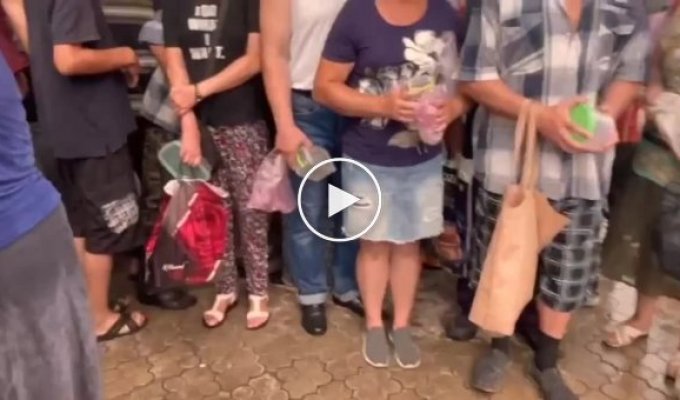 В Мариуполе люди стоят в очереди за горячей едой и набирают воду в колодцах