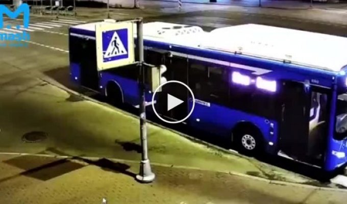 Пассажир автобуса получил знаком по голове