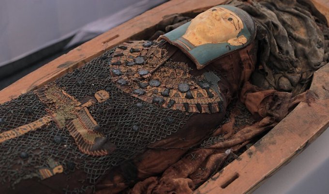 В Египте раскопали нетронутые жреческие погребения с большим количеством заупокойной утвари (9 фото)