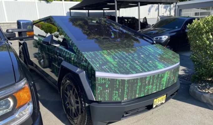 Keanu Reeves' Cybertruck? (3 photos)