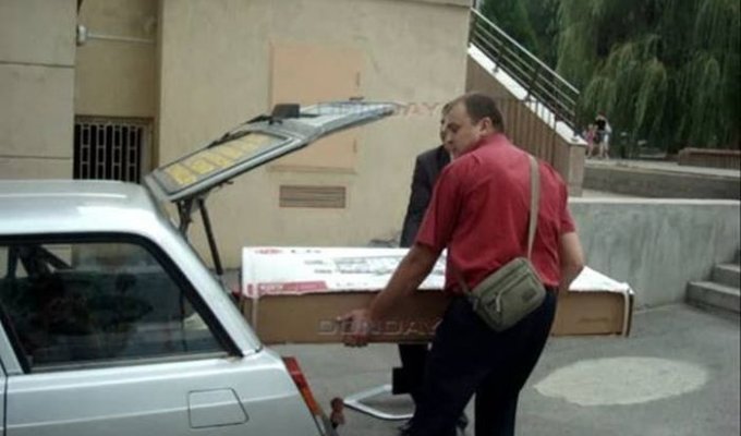 У ростовских погорельцев сразу после отъезда губернатора забрали мебель и телевизоры (2 фото)