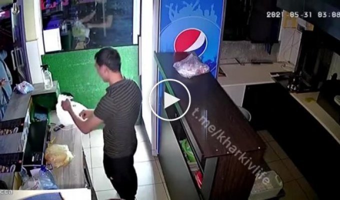 В Харькове пьяный мужчина напал на продавца шаурмы (мат)