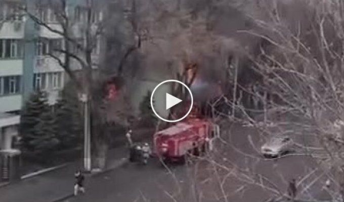 В Алматы горит здание прокуратуры города