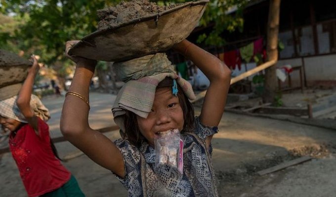 Тяжелый труд детей в Мьянме (11 фото)