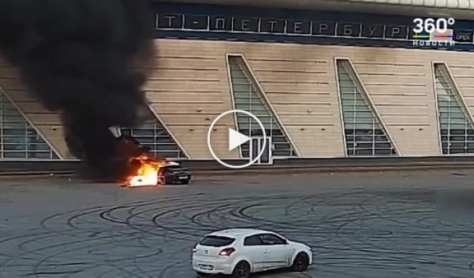 Дрифт с огоньком из Петербурга «гонщик» не смог потушить свой автомобиль