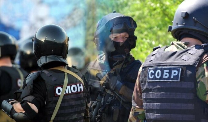 В Чечне сотрудники Омона и Собра устроили перестрелку и поножовщину, погибло 2 человека (1 фото)