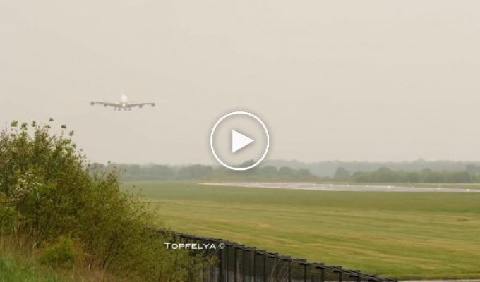 Большой Airbus A380 садится в дождь в Лондоне