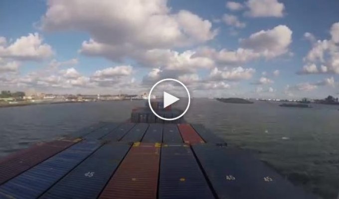 Ласкаво просимо на борт. Захід судна у порт Роттердам у прискореному відео