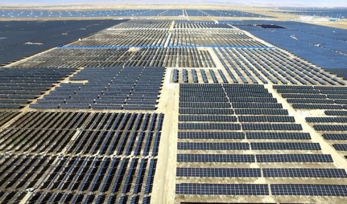 Китай строит крупнейшую в мире солнечную электростанцию, в пять раз превышающую размер Манхэттена (5 фото + 1 гиф)