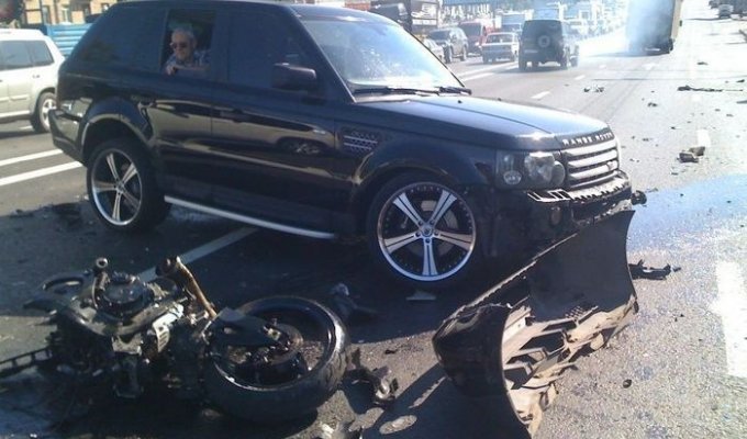 Судья на Range Rover убила байкера на Рязанском проспекте (7 фото)