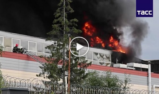 В российском Екатеринбурге горит оборонное предприятие, производящее электронику для ракет