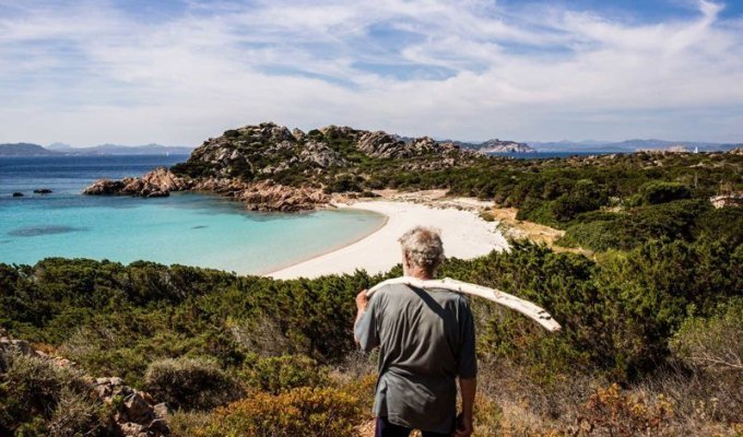 Вдали от толпы: снимки уединенной жизни 79-летнего отшельника на острове близ Сардинии (25 фото + 1 видео)