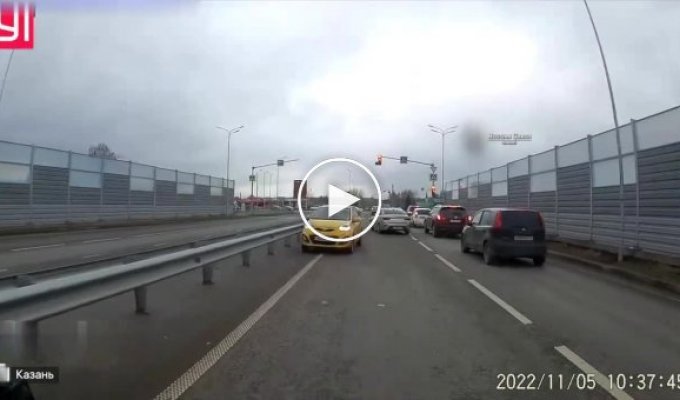 Автомобилистка на маленькой желтенькой машинке очутилась на встречной полосе