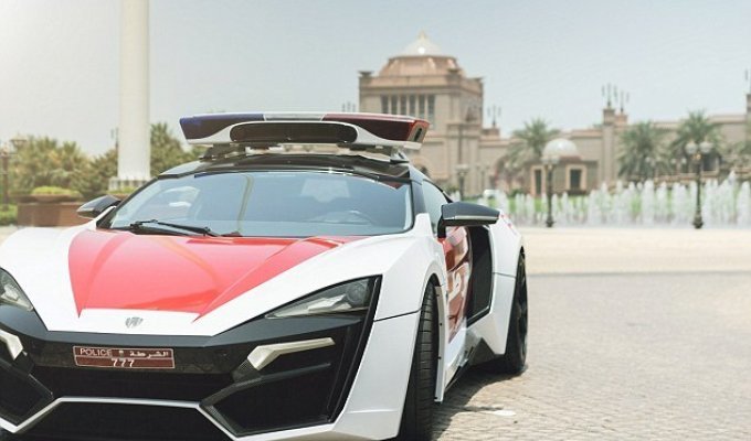 Полиция Абу-Даби «вооружится» умными спорткарами (5 фото)