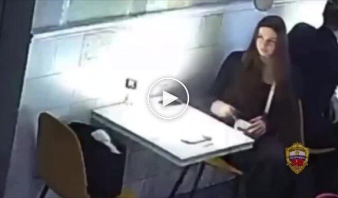 У Росії дівчина вкрала шубу у відвідниці кафе