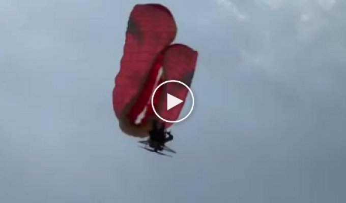 When the engine turns off mid-air: The paraglider is very lucky