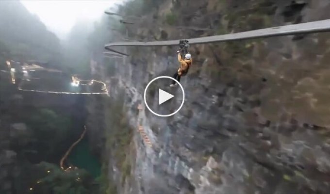 Один из самых экстремальных зиплайнов в мире