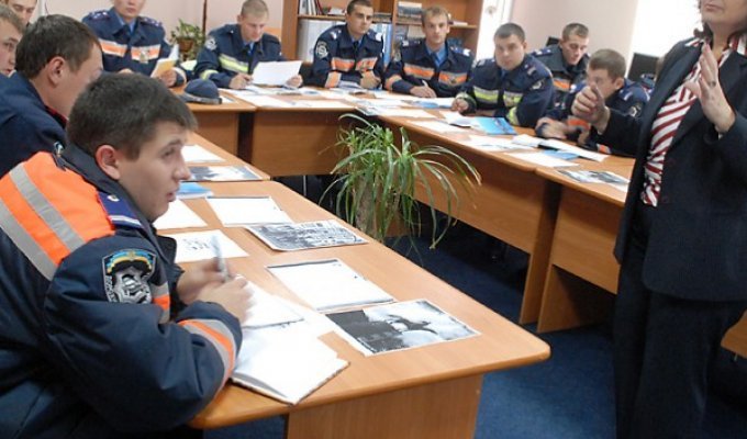 Киевская милиция учит английский (5 фото)