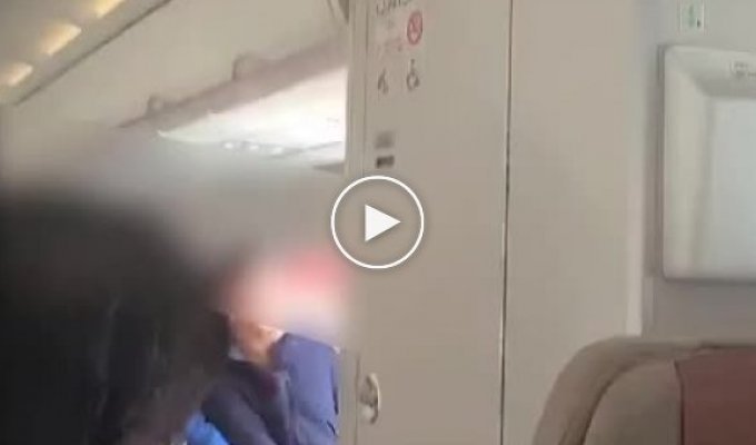 Мужчина, который напугал пассажиров, открыв дверь самолета в воздухе, «хотел поскорее выйти»