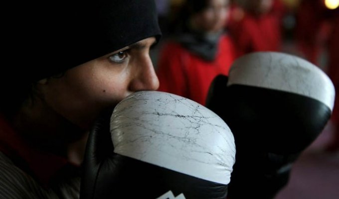 Тренировка афганских боксерш (9 фото)
