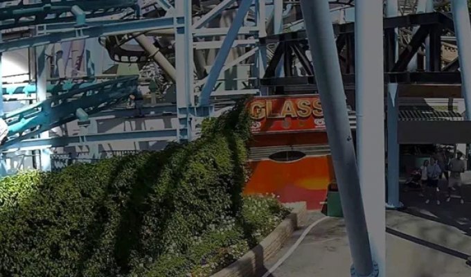 Женщина выжила после падения с американских горок (3 фото + 1 видео)