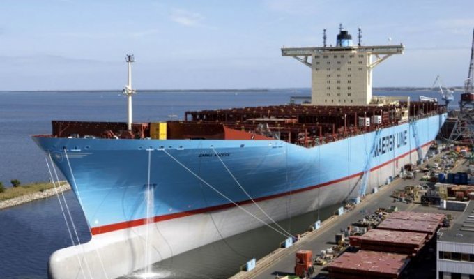The largest container ship in the world (16 photos)