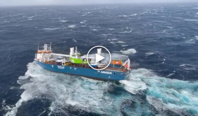 Судно Eemslift Hendrika с 12 людьми и нефтью на борту потеряло ход у берегов Норвегии