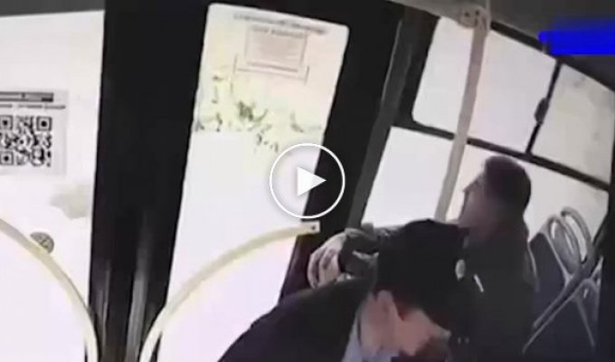 Безбилетник испугался контролеров и при побеге вынес окно автобуса
