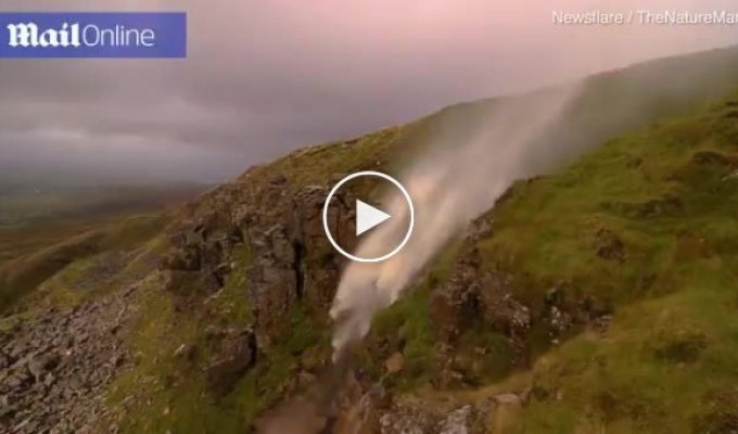 Сильнейшие ветры шторма Хелен в Великобритании подняли вверх водопад