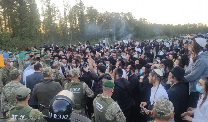 У Лукашенко новая проблема: приходится успокаивать 2 тысячи хасидов на границе с Украиной (14 фото)