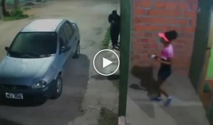 Крепкая дверь спасла девушку от грабителей