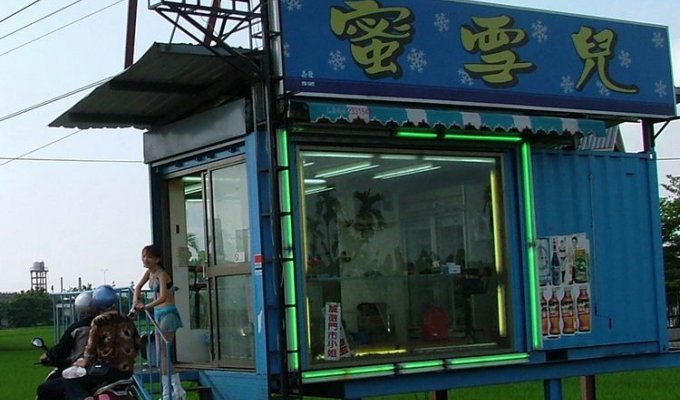 Продавщицы орехов в Тайване. Меньше одежды - больше прибыли (24 фото)