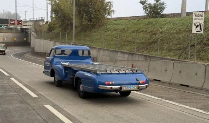 «Синее чудо»: копию необычного автовоза заметили под Веной (3 фото)