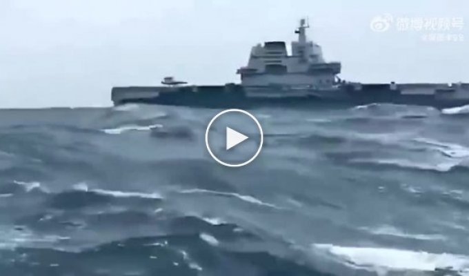 The first Chinese aircraft carrier "Shandong" was spotted 200 nautical miles off the east coast of Taiwan