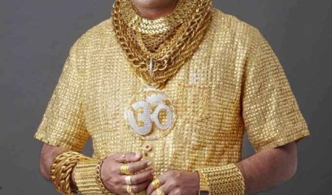 Мужчина тратит более $22,500 на золотую рубашку, чтобы впечатлить дам (4 фото)