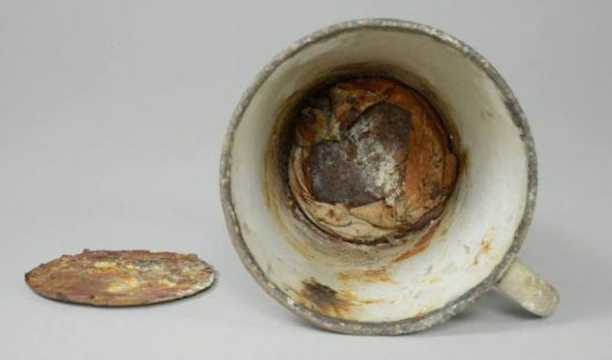 Клад в кружке из музея Освенцима (7 фото)