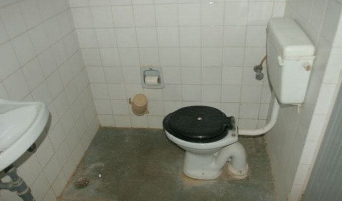 Не ходите, дети, в туалеты Индии (2 фото)