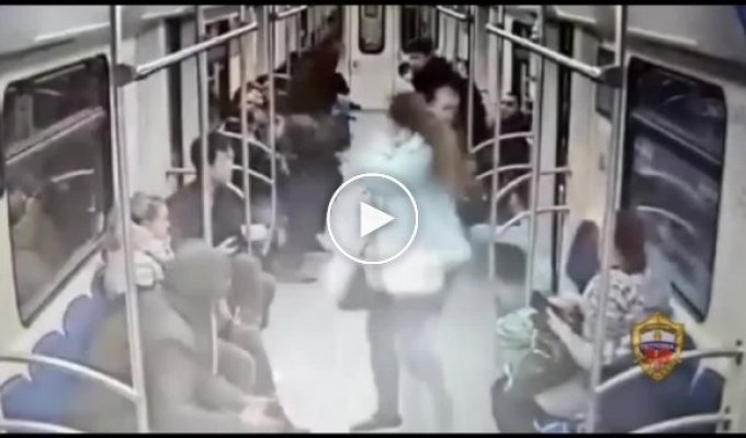 Пассажирка метро напала с ножом на разговаривающую по телефону москвичку