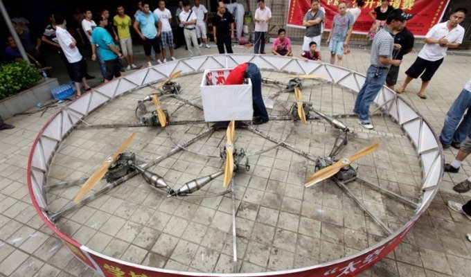 Китайский крестьянин построил летающую тарелку (11 фото)