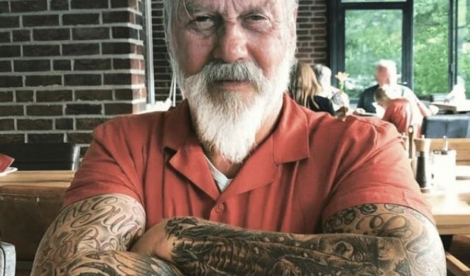 Older and cool: older people with a lot of tattoos (15 photos)